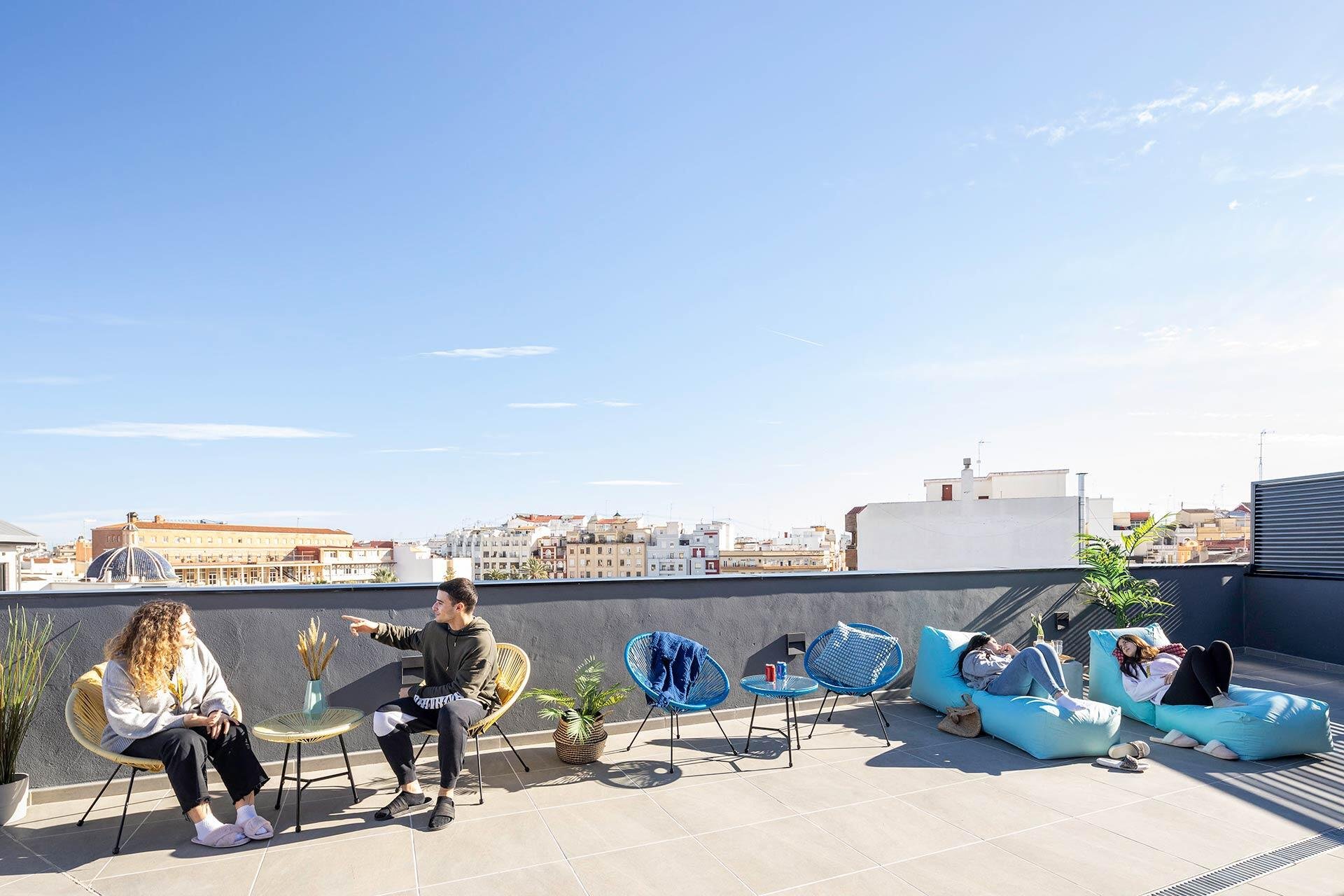 The City--18-terraza-gente