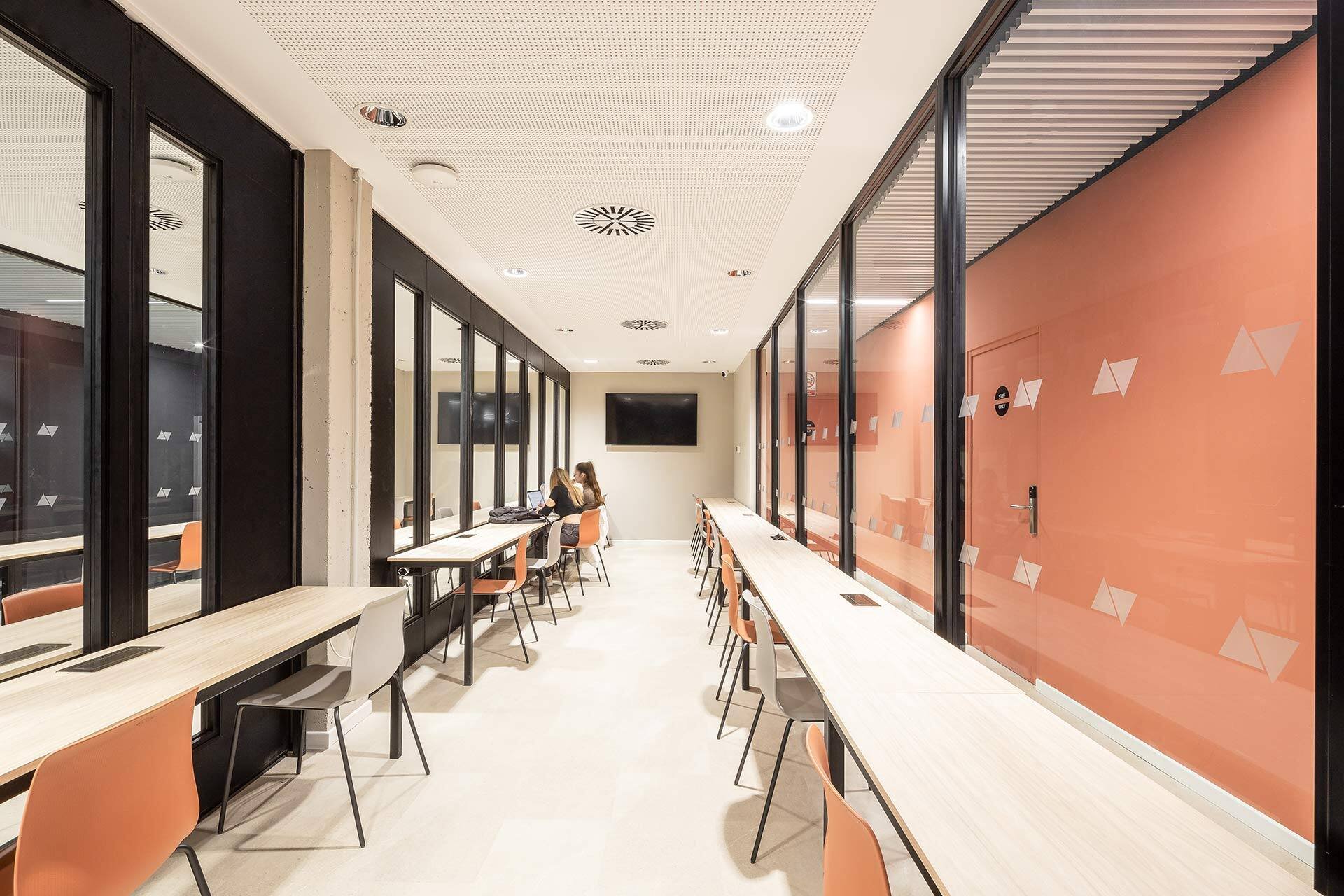 The City--27-sala-estudio-gente