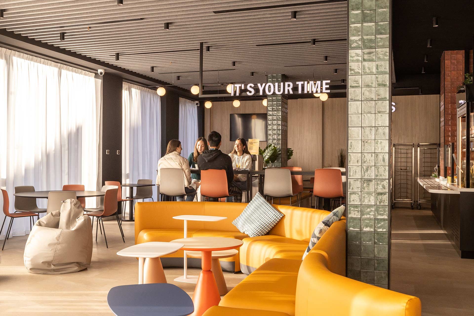 The City--30-comedor-gente