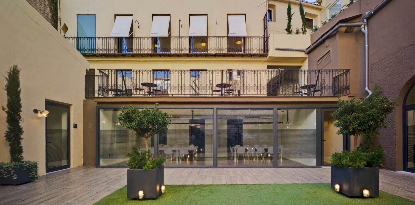 School_ building_ EIHV9